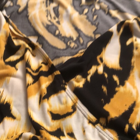 AGB x-large yellow print sleeveless V-Neck banded bottom - Picture 8 of 9